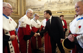 president-Emmanuel-Macron-salue-magistrats-15-janvier-2018-cassation-Paris_0_729_486.jpg